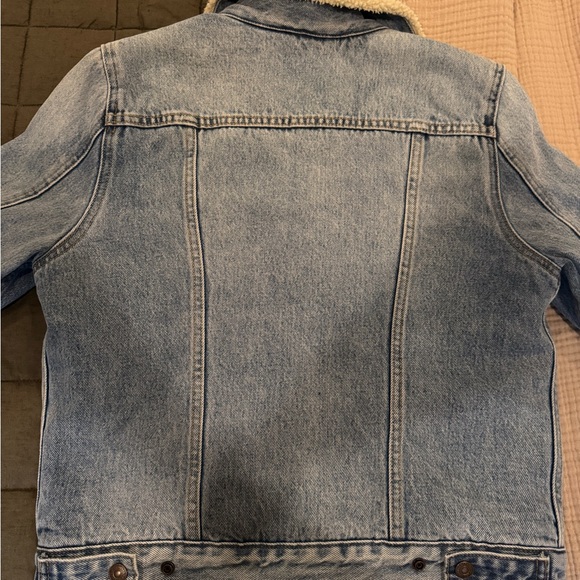 Levi's Light Blue Denim Jacket with Sherpa Lining - Picture 7 of 8